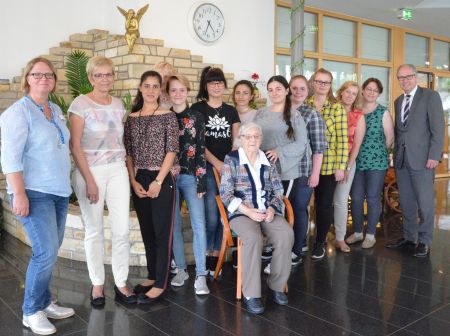 Landrat Manfred Müller besucht angehende Sozialassistentinnen und Sozialassistenten